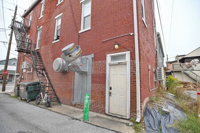 Building Photo - 213 3rd St