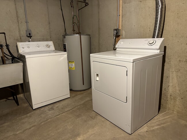 Building Photo - 2346 Pine St