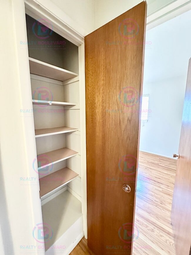 Building Photo - Delightful One-Bedroom + Office Near Idlew...