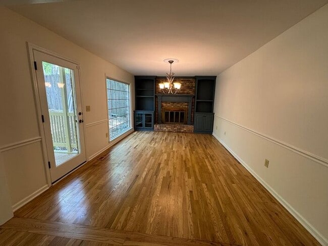 Building Photo - Fenced yard!