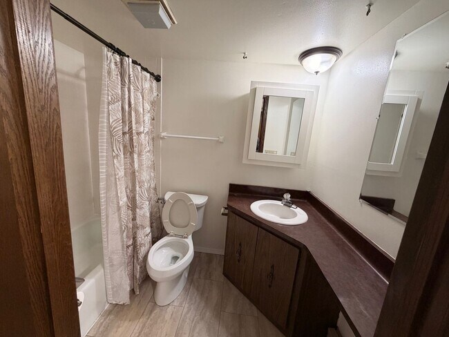 Building Photo - 2 Bed/ 2 Bath Condo