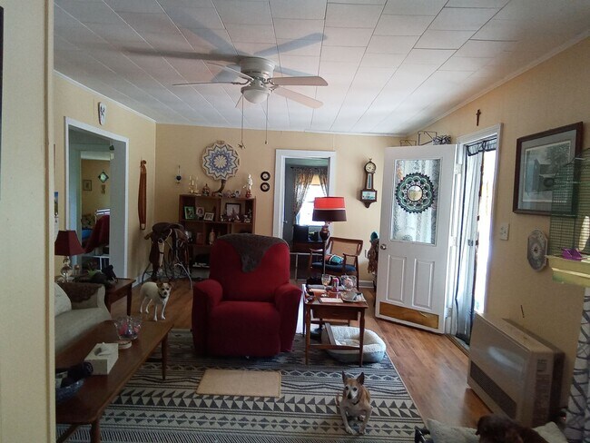 Building Photo - Cute Cottage overlooking Downtown Lansing - Walk to Stores, Park & Creek!