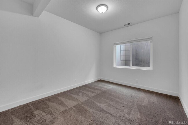 Building Photo - 1094 Anker Dr
