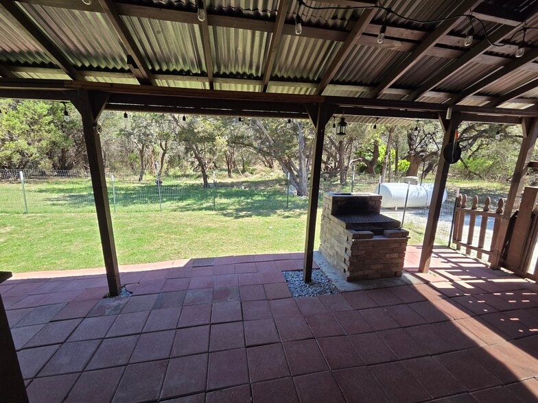 Building Photo - 2409 Creekview Dr