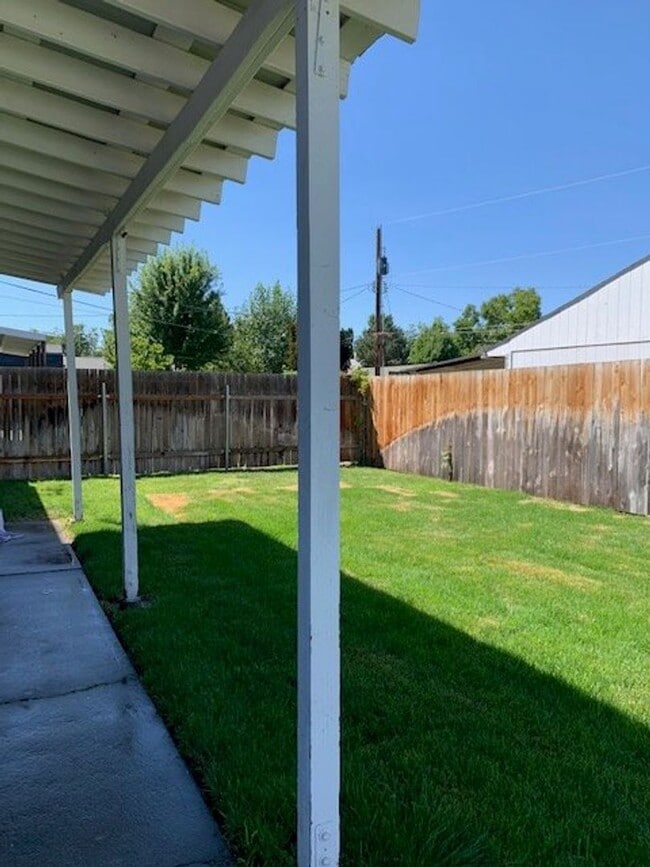 Building Photo - 3 bd., 2 bath remodeled Duplex
