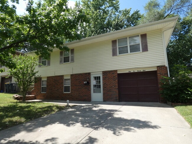Primary Photo - Beautifully Remodeled Home in North Kansas...