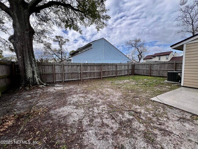 Building Photo - 2024 Oak Water Dr