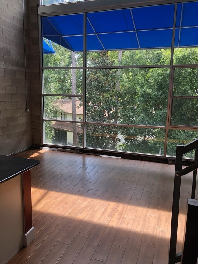 Building Photo - Loft Style Spacious And Close To Shands An...