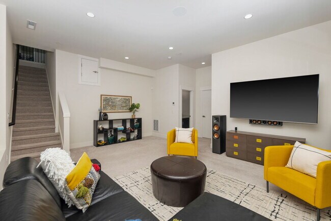 Building Photo - **North-Facing Luxury Home with Sunroom, A/C & Smart Home Features in Sammamish** Available NOW f...