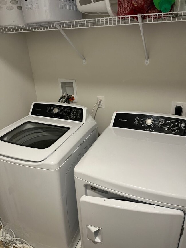 Building Photo - Modern 3BR/2.5BA Townhome in Trimble Meadows | LVP Floors | Stainless Kitchen + Island | Upstairs...