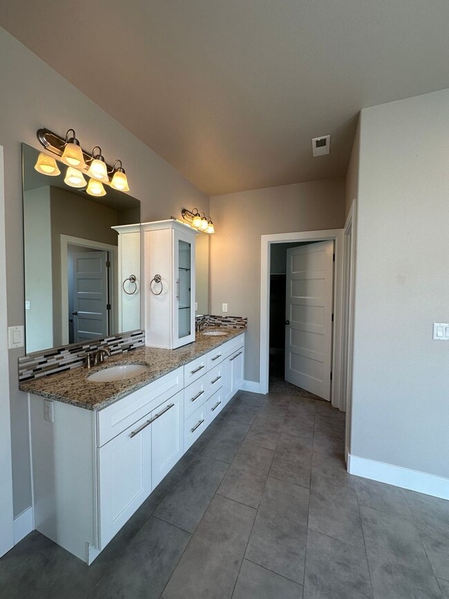 Building Photo - Centrally Located in Kennewick!