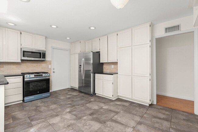 Building Photo - Welcome to Your Dream Home in Sunny San Di...