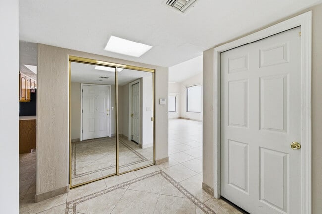 Building Photo - 17422 Flat Rock Dr