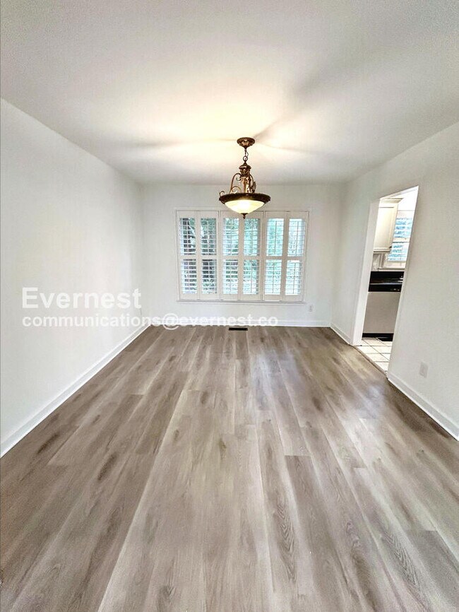 Building Photo - 3501 Shaker Dr