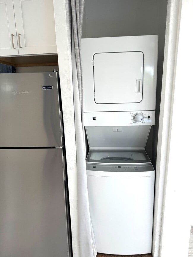 Building Photo - Beautiful large studio 2 blocks from the beach