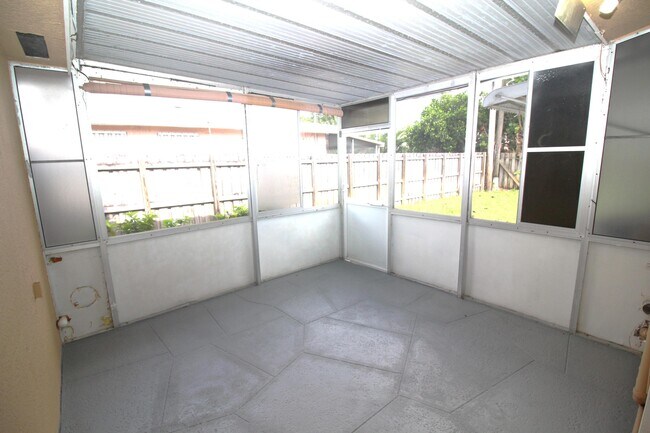 Building Photo - 551 SE 15th St