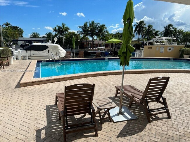 Building Photo - 2000 NE 135th St