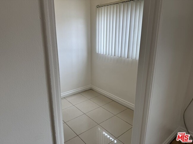 Building Photo - 428 S Doheny Dr