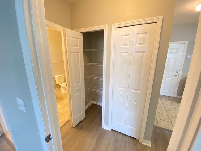 Building Photo - Beautiful 1/1 Condo in the Gated Community...