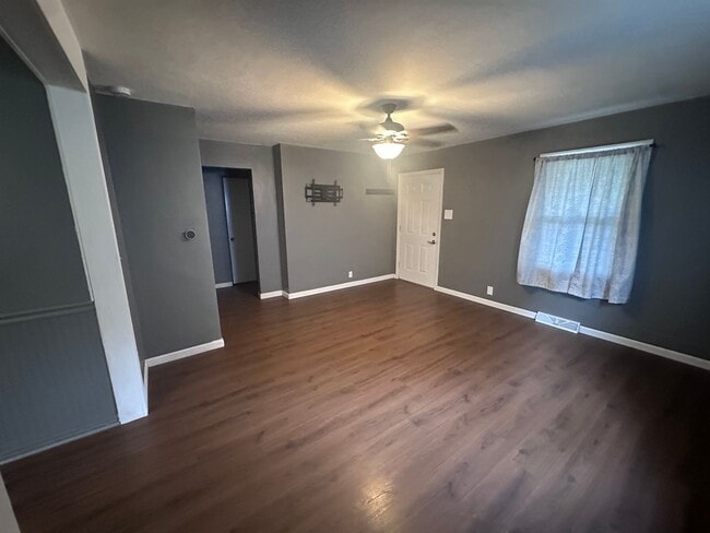 Building Photo - 2415 Jerden Ave