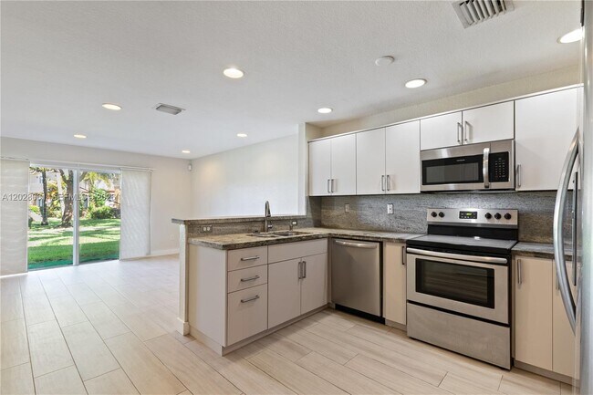 Building Photo - 3126 SW 128th Ave