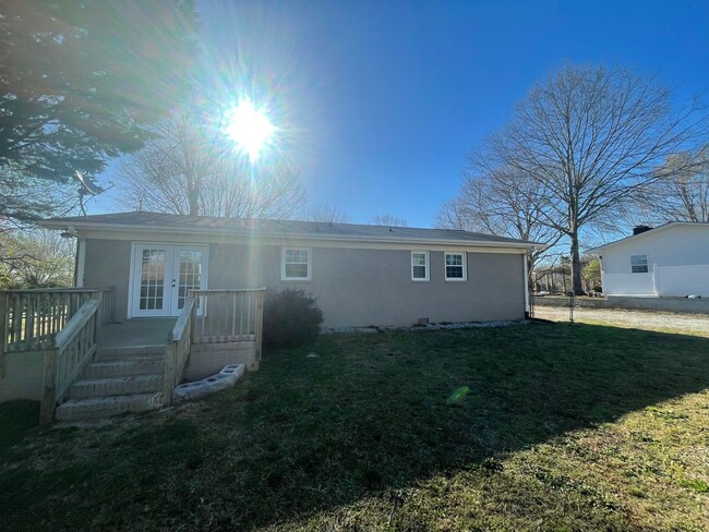 Building Photo - 3 Bedroom 2 Bath Home in Greer  Near Lake ...