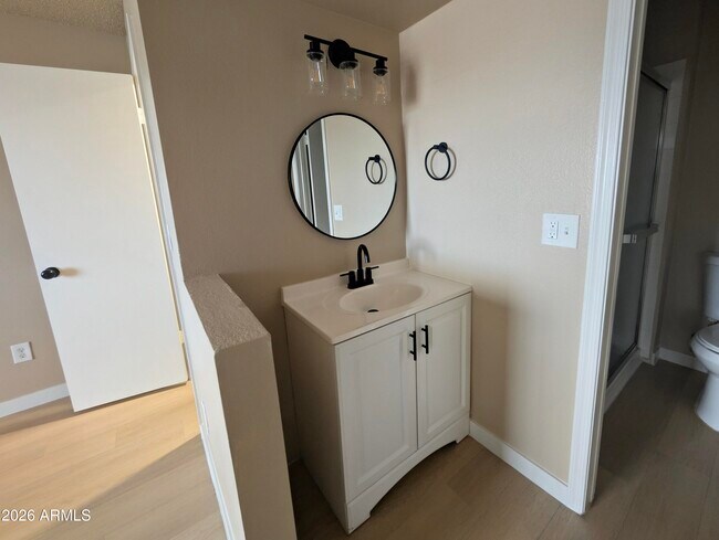 Building Photo - 533 W Guadalupe Rd