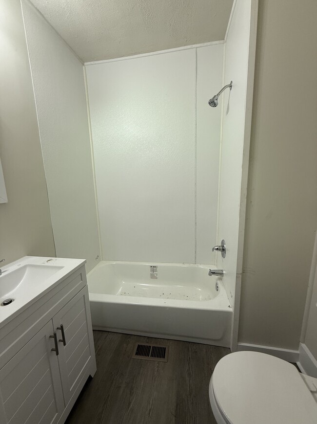 Building Photo - 513 Oak Pl
