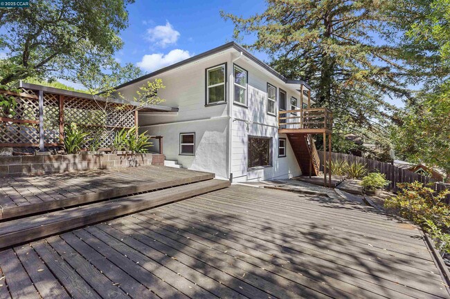 Building Photo - 15 Los Amigos Ct