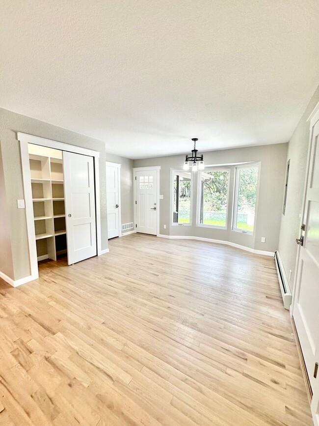 Building Photo - Move In Ready fully remodeled home for ren...