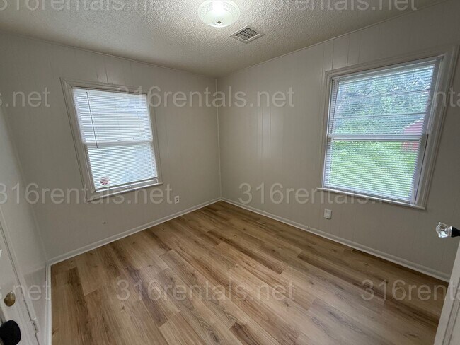Building Photo - $975 - 3 bedroom / 1 bathroom - Single Fam...