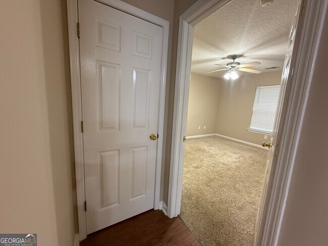Building Photo - 8002 Towne Pk Dr
