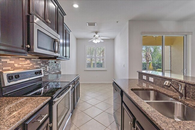 Building Photo - Gorgeous Light & Bright 3 Bedroom 2.5 Bath Townhome with Garage!!