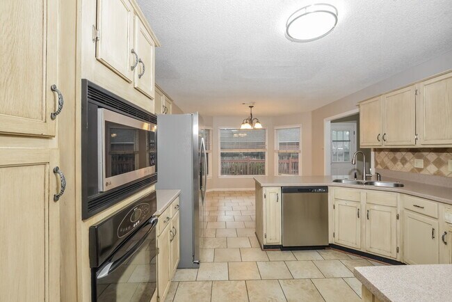 Building Photo - 1960 Maple Creek Dr