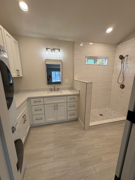 Primary Bath & Launrdry - 3185 Oriole Dr