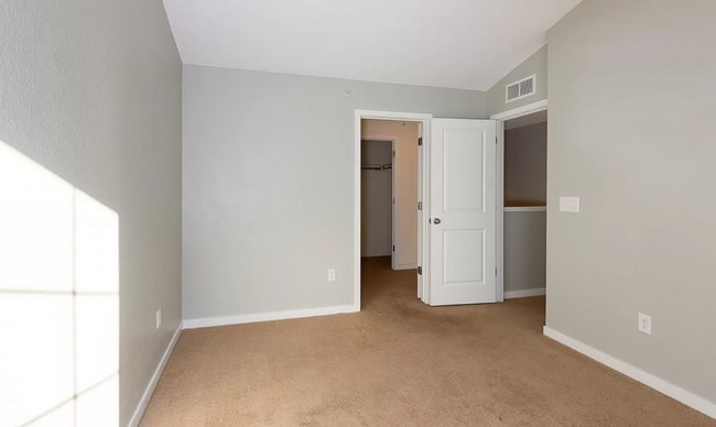 Building Photo - Lovely 2 bedroom, 3 bathroom townhome! Poo...