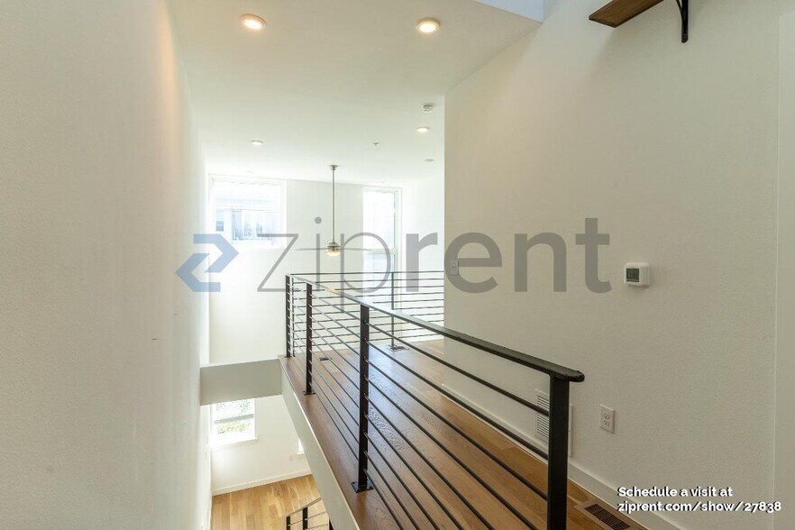 Building Photo - 2002 E 7th St