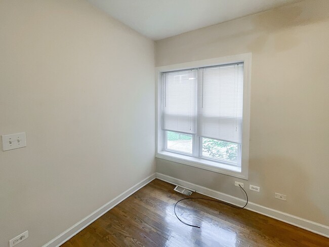 Interior Photo - 851-59 W. Cornelia