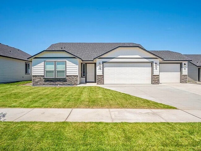 Building Photo - Well, maintained three bedroom 2 1/2 bath ...