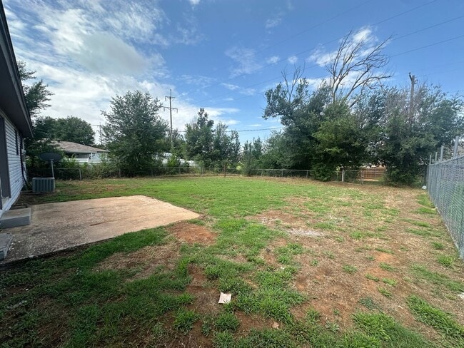 Building Photo - 3 bed, 1 bath, 1 car garage