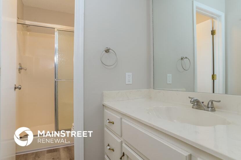 Building Photo - 905 NW Delwood Dr