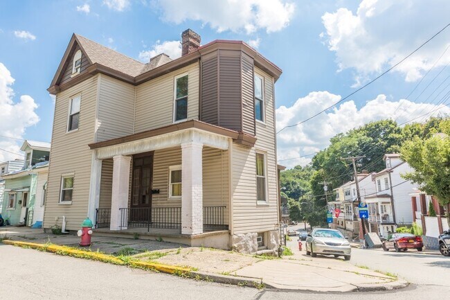 Building Photo - AVAILABLE AUGUST 2026 - Unique 3 Bedroom + den w/ Central AC in the South Side Slopes!