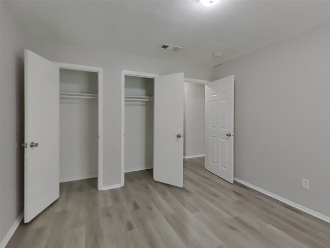 Building Photo - 2047 Lexington Woods Dr