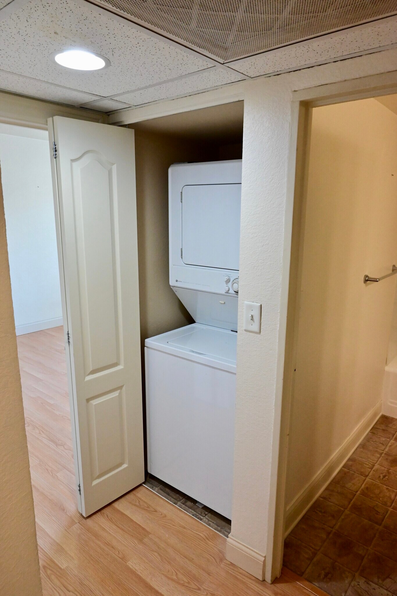 Building Photo - 400 Grandview Ct