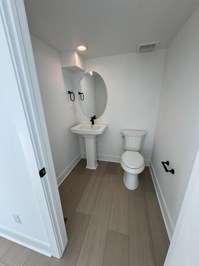 Building Photo - 707 Saddle Dr