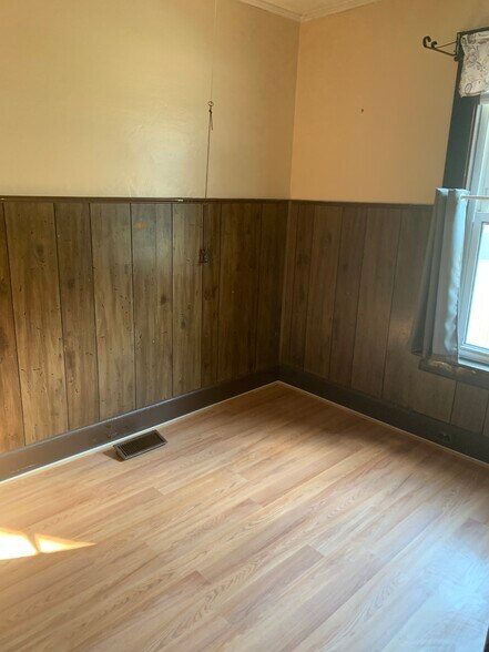 Building Photo - 566 S Main St