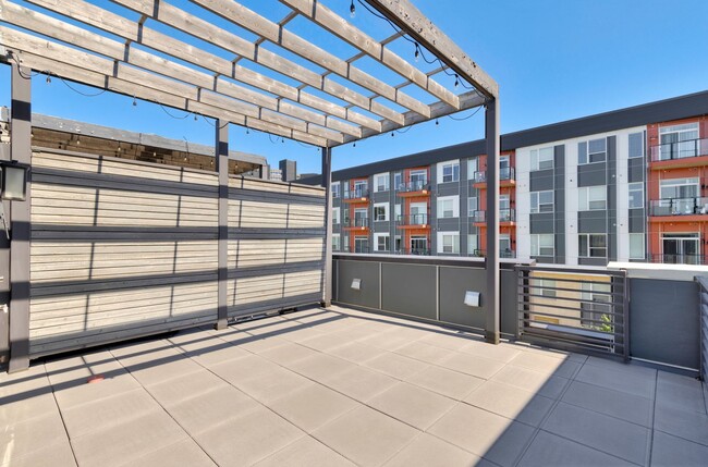 Building Photo - LUXURY TOWNHOME!! 3 Bedroom, 2.5 Bathroom Townhome in Des Moines!
