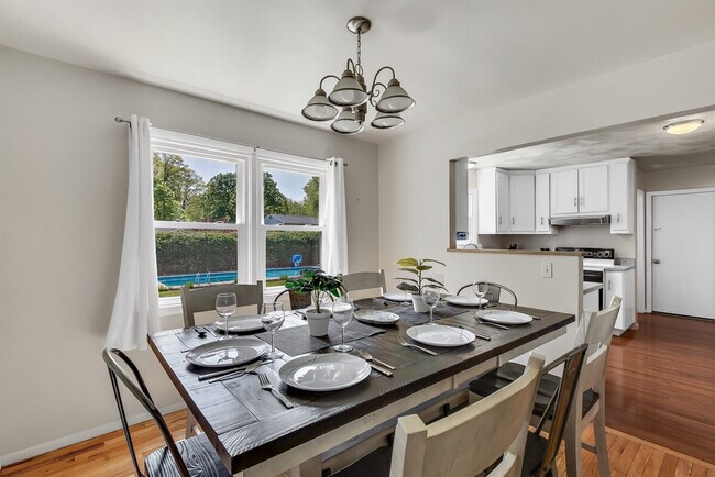 Building Photo - 10 James Dr