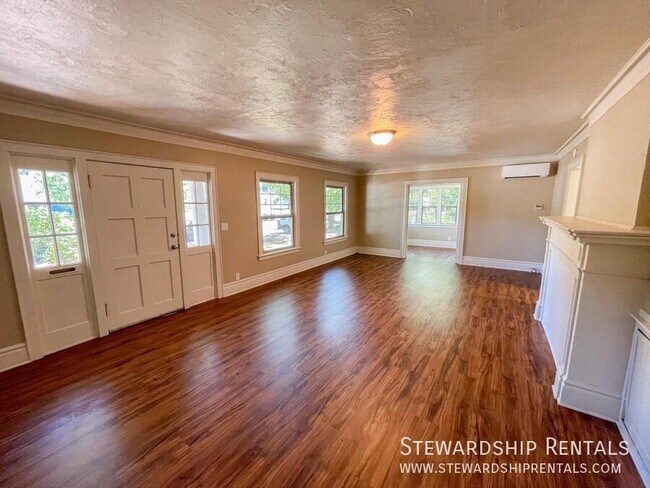 Building Photo - 2334 Augusta St