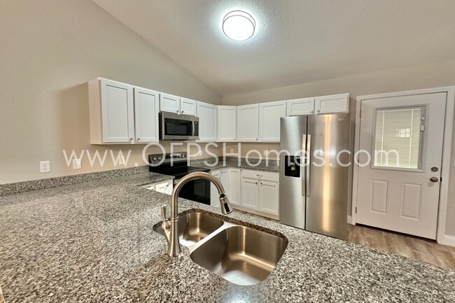 Building Photo - AVAILABLE NOW! 3/2 in Milton!